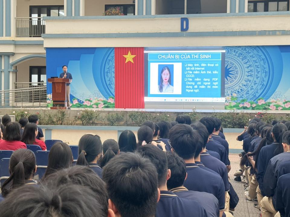 Nhà trường tổ chức hướng dẫn đăng ký dự thi tốt nghiệp THPT năm 2026 cho hơn 400 học sinh K12 của nhà trường.