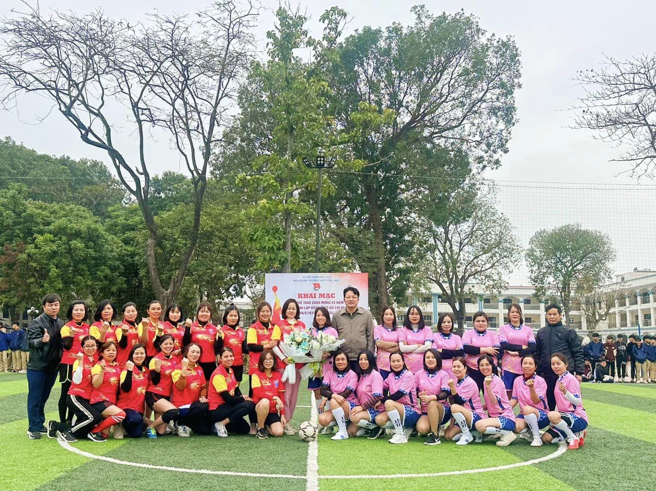 GIAO HỮU BÓNG ĐÁ GIỮA CÁC NỮ CB-GV-NV NHÀ TRƯỜNG CHÀO MỪNG NGÀY QUỐC TẾ PHỤ NỮ 8/3