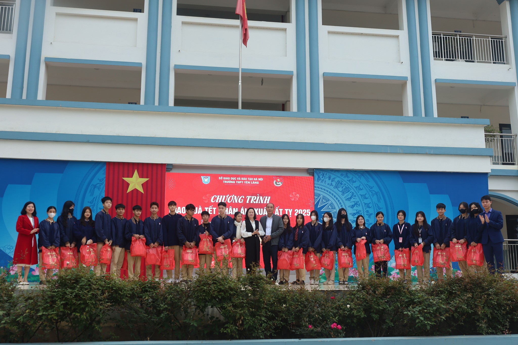 GALA TẾT 2025: RỘN RÀNG CHÀO XUÂN ẤT TỴ TẠI TRƯỜNG THPT YÊN LÃNG