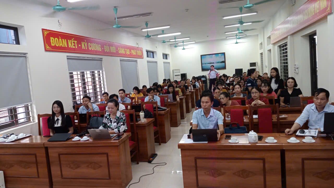 Tập huấn "Ứng dụng A.i trong hoạt động dạy học - khai thác kho học liệu số onluyen.vn trong dạy học và kiểm tra đánh giá.