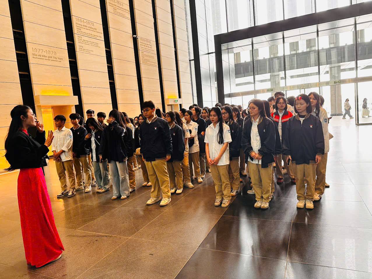 HỌC SINH TOÀN TRƯỜNG HỌC TẬP TRẢI NGHIỆM MÔN GDĐP NĂM HỌC 2025-2026 TẠI BẢO TÀNG QUÂN SỰ VIỆT NAM