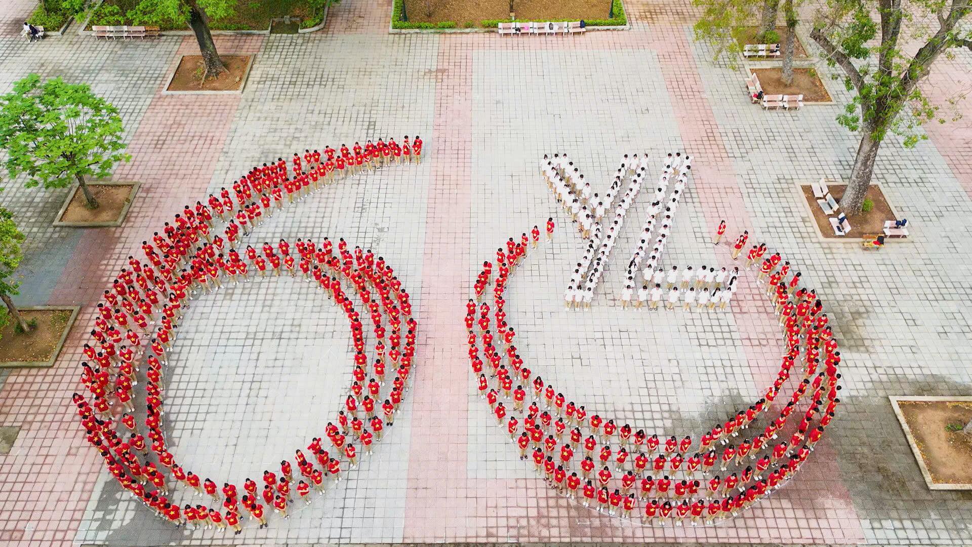 Hơn 300 học sinh xếp biểu tượng chào mừng "60 năm ngày thành lập trường THPT Yên Lãng"