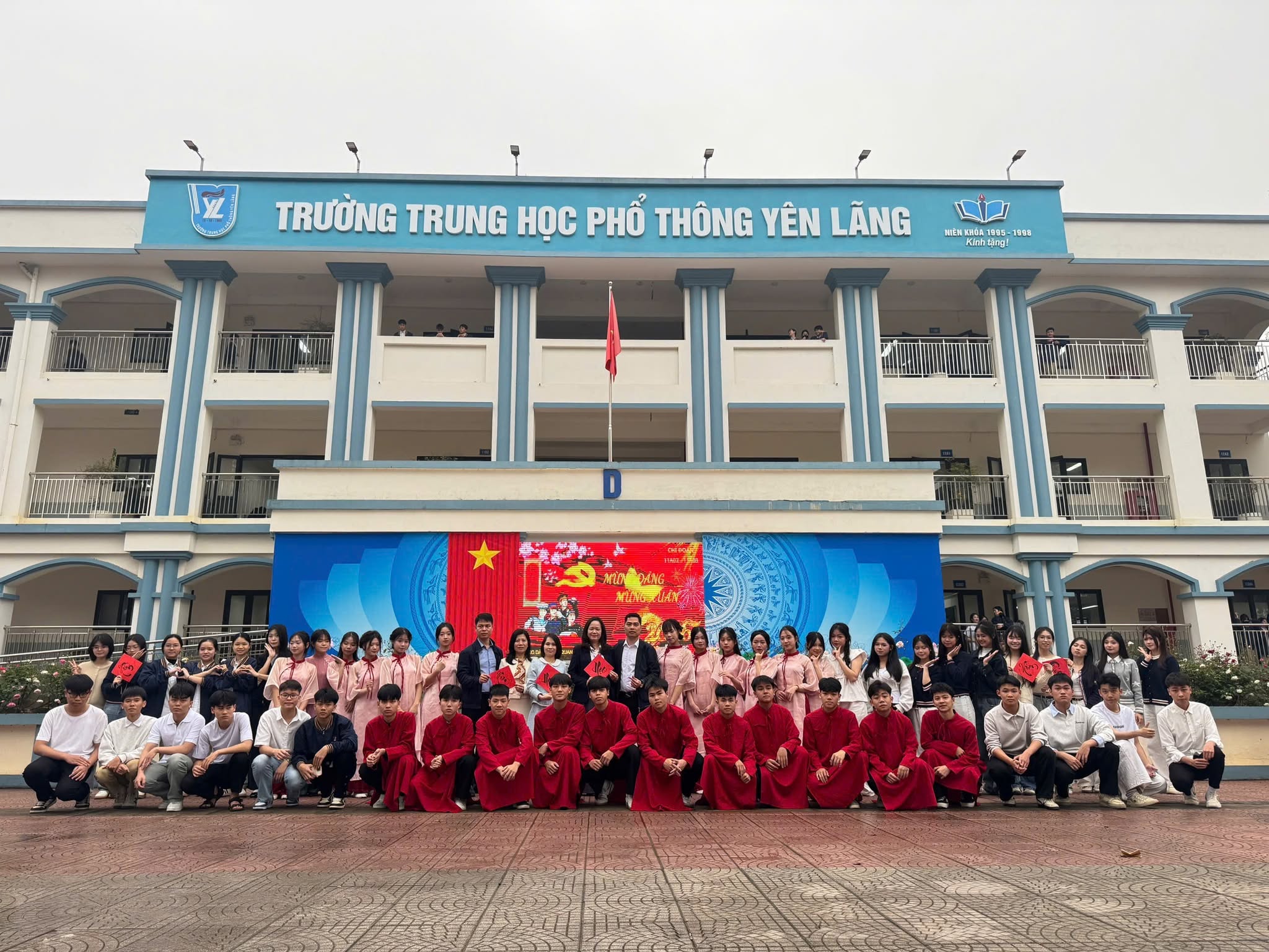 Sinh hoạt ngoại khoá chuyên đề "Mừng Đảng - mừng Xuân" chi đoàn 11A02 và 11A03