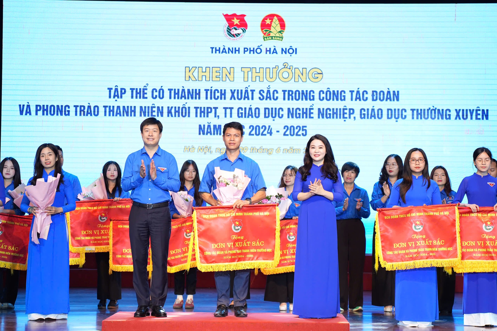 Đoàn Trường THPT Yên Lãng đã vinh dự được Thành đoàn Hà Nội trao Cờ thi đua Đơn vị xuất sắc trong công tác Đoàn và phong trào thanh niên trường học năm học 2024–2025