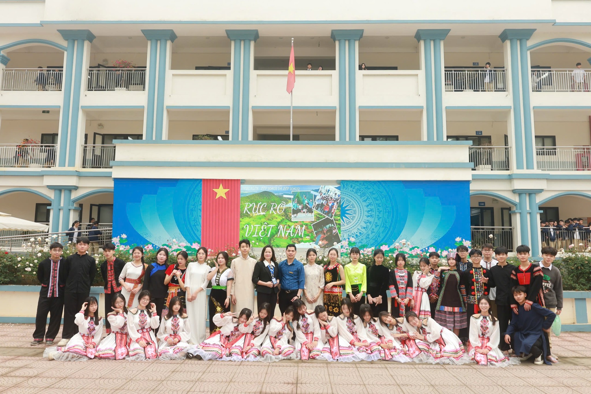 Chuyên đề Ngoại khóa "Rực rỡ Việt Nam" - chi đoàn 10A02 và 10A01 thực hiện.